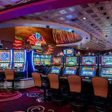 Baccarat ကတ်ဂိမ်း Live Dealer နှင့် ကစားနေသည့် မြင်ကွင်း